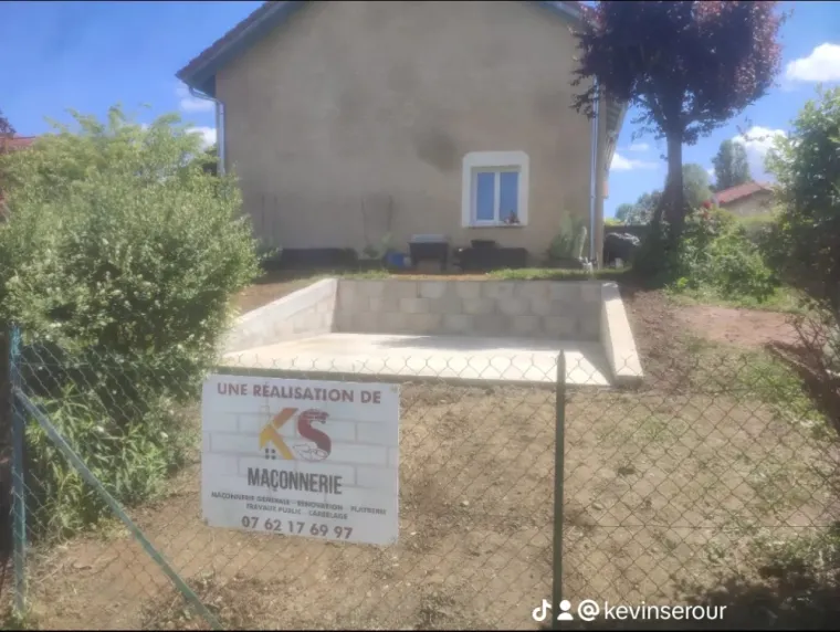 Création d'un dallage pour piscine sur terrain en pente à Pont de Beauvoisin, Bourgoin-Jallieu, KS Maçonnerie
