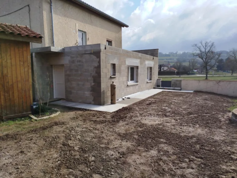 Réalisation d'escalier et dallage autour de l'agrandissement + ouverture dans mur pisé à Paladru, Bourgoin-Jallieu, KS Maçonnerie