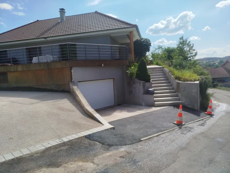 Aménagement d'une entrée en béton désactivé et enrobé à Saint Marcel Bel Accueil, Bourgoin-Jallieu, KS Maçonnerie