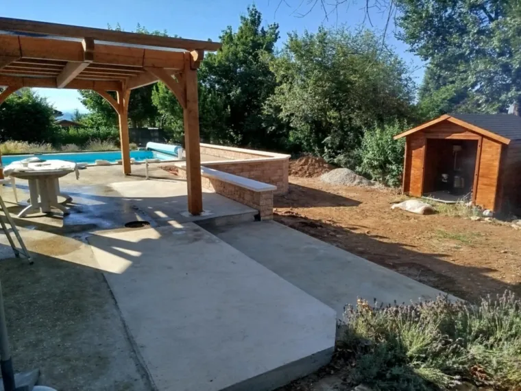 Mur de soutènement + pose de parement, Dallage et escalier à Saint Marcel Bel Accueil, Bourgoin-Jallieu, KS Maçonnerie