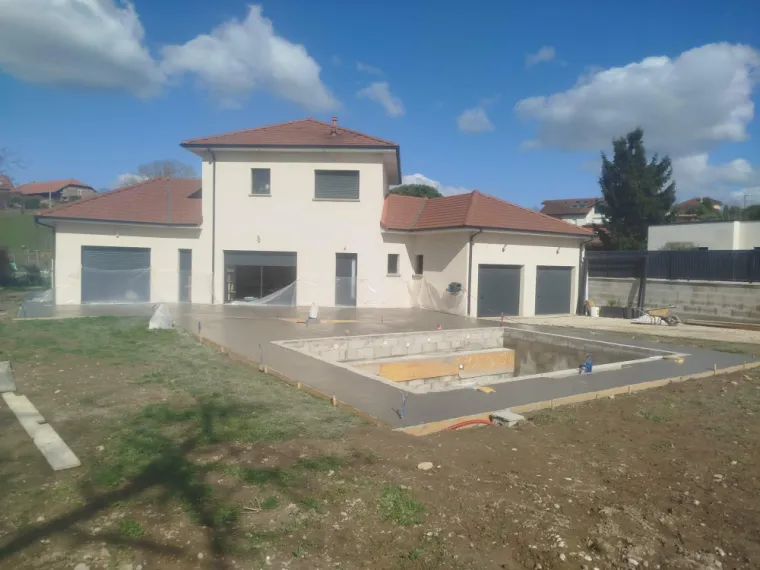Terrasse autour de maison et piscine à Serezin de la Tour, Bourgoin-Jallieu, KS Maçonnerie