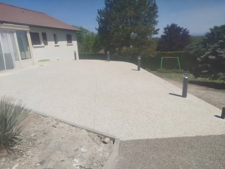 Création d'un espace terrasse en béton désactivé sur Rochetoirin, Bourgoin-Jallieu, KS Maçonnerie
