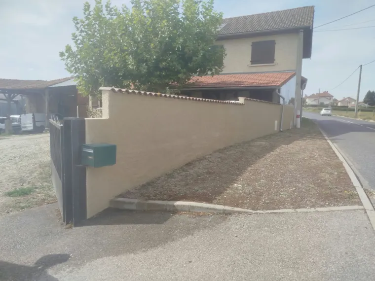 Crépi d'un mur à Rochetoirin, Bourgoin-Jallieu, KS Maçonnerie