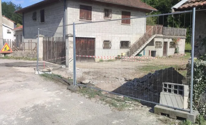 Démolition mur de clôture en pisé