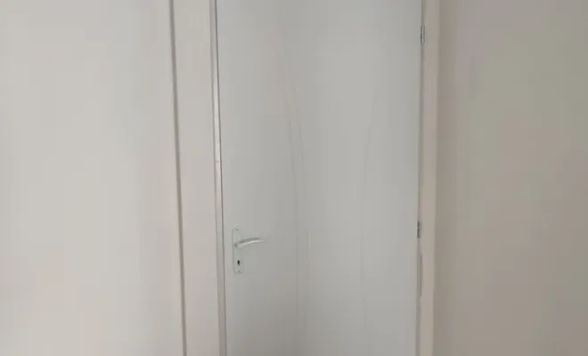 pose d'une porte à Biol, Bourgoin-Jallieu, KS Maçonnerie
