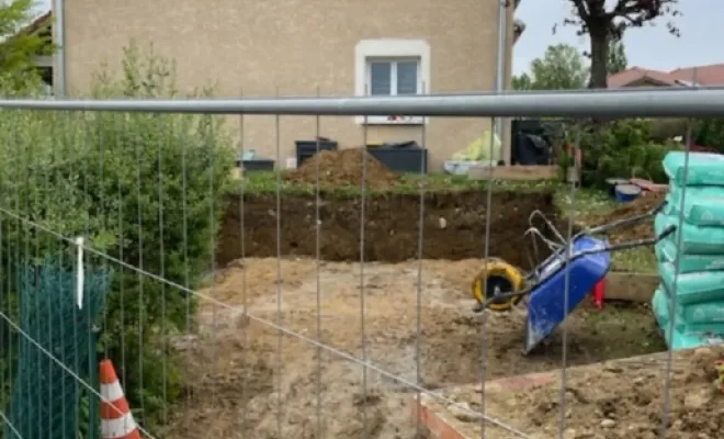 Création d'un dallage pour piscine sur terrain en pente à Pont de Beauvoisin, Bourgoin-Jallieu, KS Maçonnerie