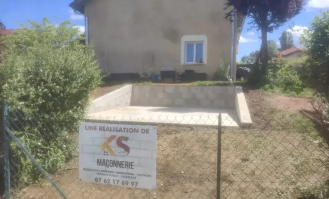 Création d'un dallage pour piscine sur terrain en pente à Pont de Beauvoisin, Bourgoin-Jallieu, KS Maçonnerie