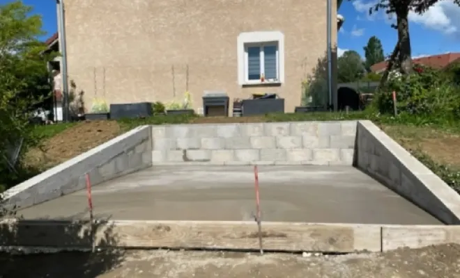 Création d'un dallage pour piscine sur terrain en pente à Pont de Beauvoisin, Bourgoin-Jallieu, KS Maçonnerie