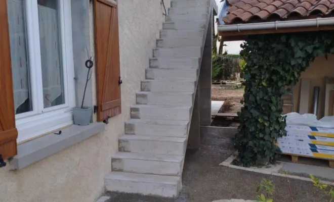 Réalisation d'escalier et dallage autour de l'agrandissement + ouverture dans mur pisé à Paladru, Bourgoin-Jallieu, KS Maçonnerie