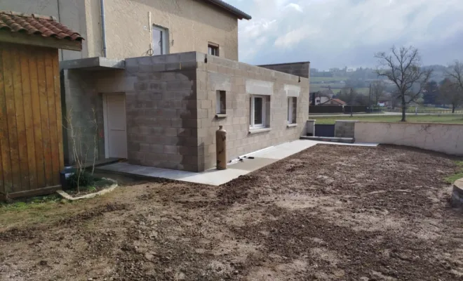 Réalisation d'escalier et dallage autour de l'agrandissement + ouverture dans mur pisé à Paladru, Bourgoin-Jallieu, KS Maçonnerie