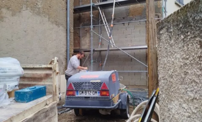 Rénovation d'un enduit sur pisé à la chaux à Saint Jean de Soudain, Bourgoin-Jallieu, KS Maçonnerie