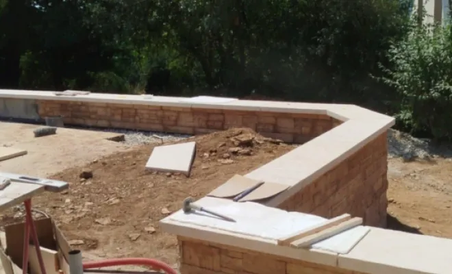 Mur de soutènement + pose de parement, Dallage et escalier à Saint Marcel Bel Accueil, Bourgoin-Jallieu, KS Maçonnerie