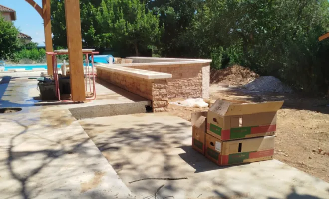 Mur de soutènement + pose de parement, Dallage et escalier à Saint Marcel Bel Accueil, Bourgoin-Jallieu, KS Maçonnerie