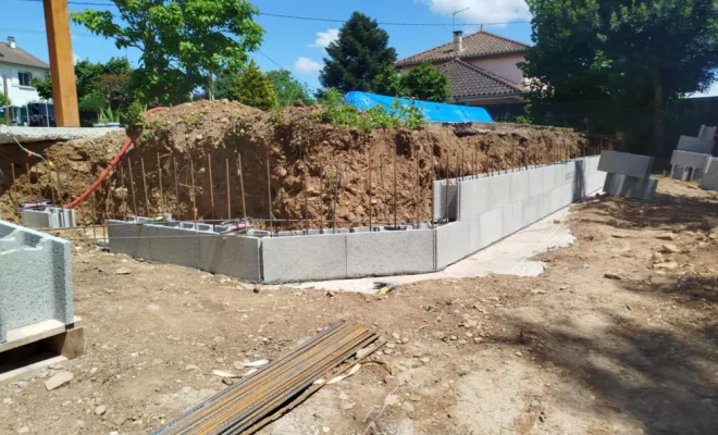 Mur de soutènement + pose de parement, Dallage et escalier à Saint Marcel Bel Accueil, Bourgoin-Jallieu, KS Maçonnerie