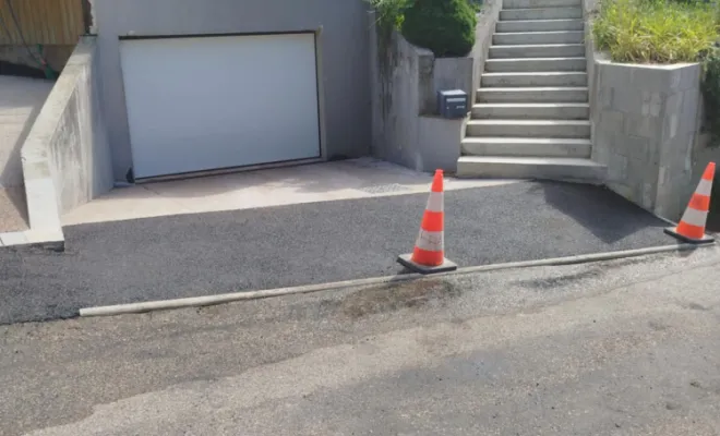 Aménagement d'une entrée en béton désactivé et enrobé à Saint Marcel Bel Accueil, Bourgoin-Jallieu, KS Maçonnerie