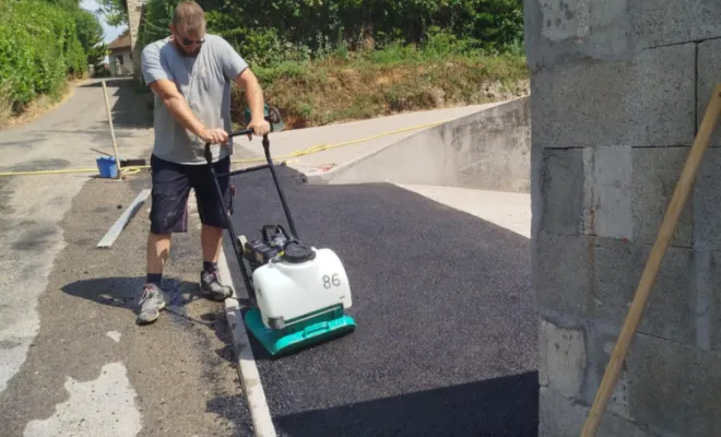 Aménagement d'une entrée en béton désactivé et enrobé à Saint Marcel Bel Accueil, Bourgoin-Jallieu, KS Maçonnerie