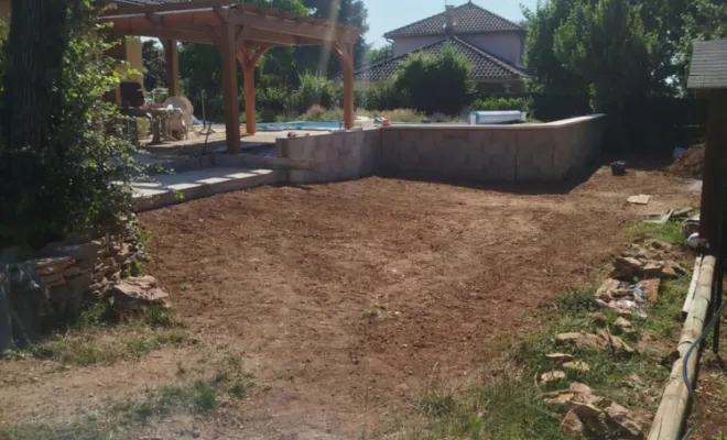 Mur de soutènement + pose de parement, Dallage et escalier à Saint Marcel Bel Accueil, Bourgoin-Jallieu, KS Maçonnerie