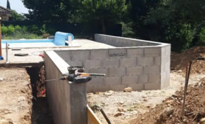 Mur de soutènement + pose de parement, Dallage et escalier à Saint Marcel Bel Accueil, Bourgoin-Jallieu, KS Maçonnerie