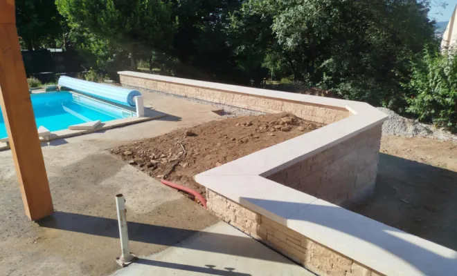 Mur de soutènement + pose de parement, Dallage et escalier à Saint Marcel Bel Accueil, Bourgoin-Jallieu, KS Maçonnerie