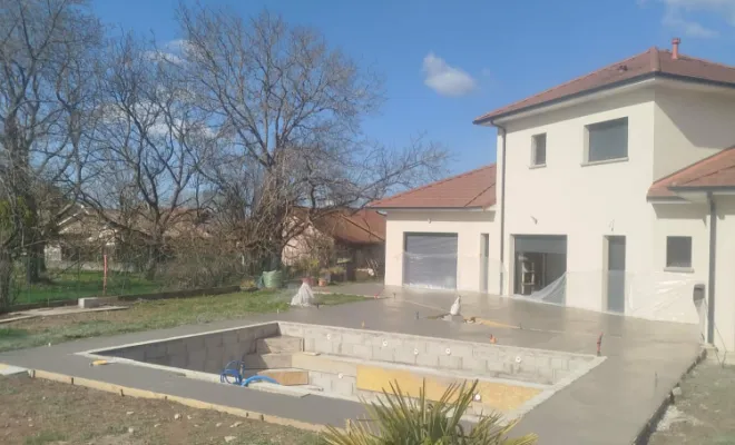 Terrasse autour de maison et piscine à Serezin de la Tour, Bourgoin-Jallieu, KS Maçonnerie