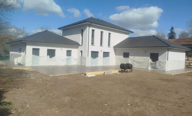 Terrasse autour de maison et piscine à Serezin de la Tour, Bourgoin-Jallieu, KS Maçonnerie