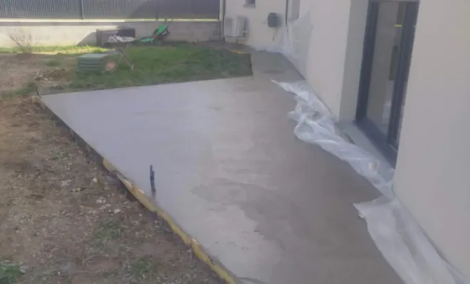 Terrasse autour de maison et piscine à Serezin de la Tour, Bourgoin-Jallieu, KS Maçonnerie