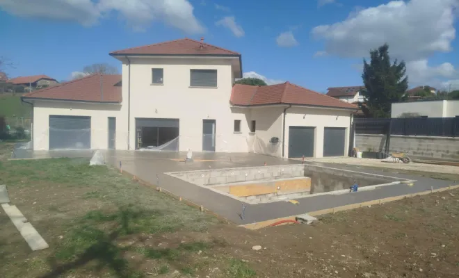 Terrasse autour de maison et piscine à Serezin de la Tour, Bourgoin-Jallieu, KS Maçonnerie