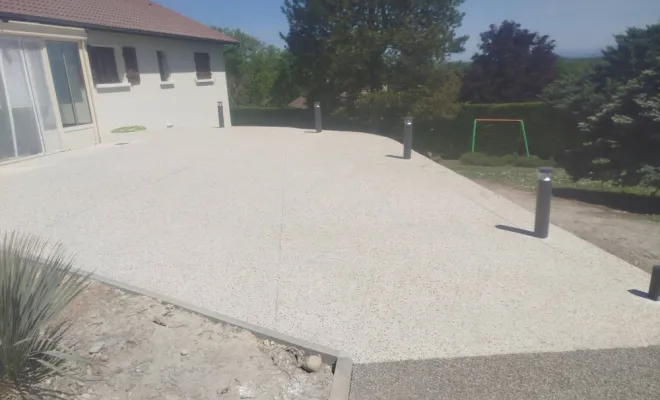 Création d'un espace terrasse en béton désactivé sur Rochetoirin, Bourgoin-Jallieu, KS Maçonnerie