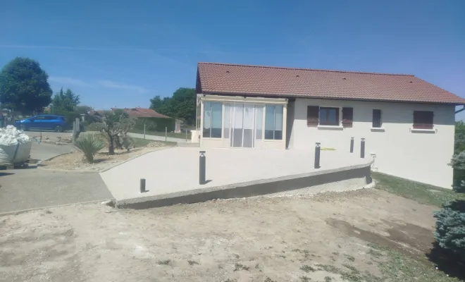 Création d'un espace terrasse en béton désactivé sur Rochetoirin, Bourgoin-Jallieu, KS Maçonnerie