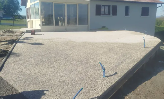 Création d'un espace terrasse en béton désactivé sur Rochetoirin, Bourgoin-Jallieu, KS Maçonnerie