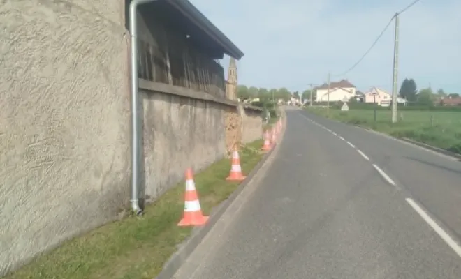 Ravalement d'une façade sur mur de clôture pisé à Rochetoirin, Bourgoin-Jallieu, KS Maçonnerie