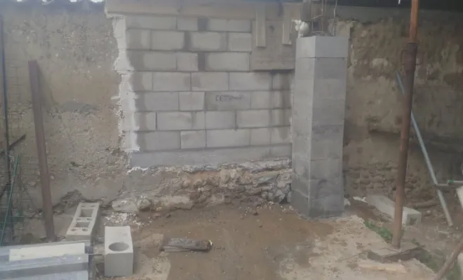 Ravalement d'une façade sur mur de clôture pisé à Rochetoirin, Bourgoin-Jallieu, KS Maçonnerie