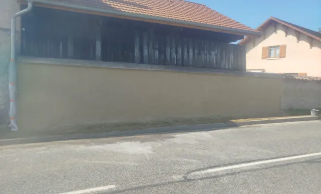 Ravalement d'une façade sur mur de clôture pisé à Rochetoirin, Bourgoin-Jallieu, KS Maçonnerie