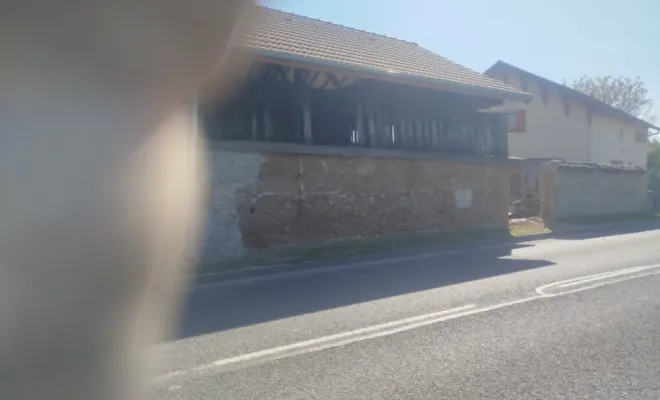 Ravalement d'une façade sur mur de clôture pisé à Rochetoirin, Bourgoin-Jallieu, KS Maçonnerie