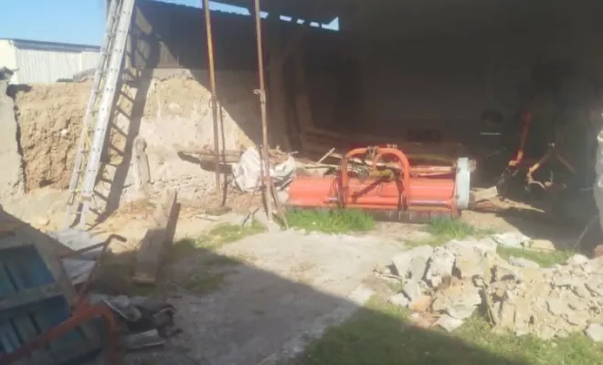 Ravalement d'une façade sur mur de clôture pisé à Rochetoirin, Bourgoin-Jallieu, KS Maçonnerie